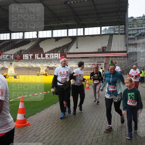 07.12.2025 - St. Pauli X-Mass-Run No. 15 Fabian Wolf http://msf.ph/oto/9418918 07.12.2025 11:28:49 Ziel 2038, 2189, 2190, 2383, 2495, 2707, 2709, 2774, 3234, 4818, 4832, 4837, 4838 meine-sportfotos.de