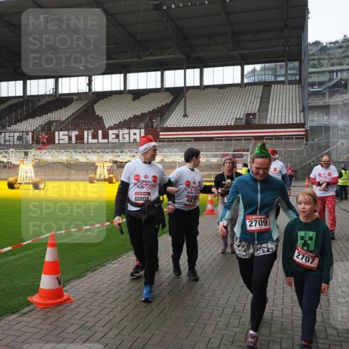 07.12.2025 - St. Pauli X-Mass-Run No. 15 Fabian Wolf http://msf.ph/oto/9418920 07.12.2025 11:28:49 Ziel 2038, 2189, 2190, 2383, 2495, 2707, 2709, 2774, 3234, 4818, 4832, 4837, 4838 meine-sportfotos.de