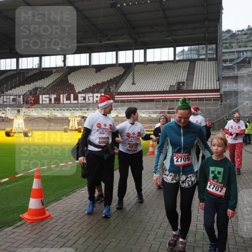 07.12.2025 - St. Pauli X-Mass-Run No. 15 Fabian Wolf http://msf.ph/oto/9418921 07.12.2025 11:28:50 Ziel 2038, 2189, 2190, 2383, 2707, 2709, 3234, 4818, 4832, 4837, 4838 meine-sportfotos.de