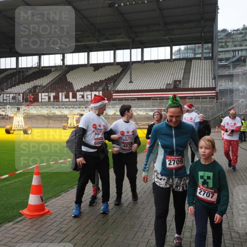 07.12.2025 - St. Pauli X-Mass-Run No. 15 Fabian Wolf http://msf.ph/oto/9418922 07.12.2025 11:28:50 Ziel 2038, 2189, 2190, 2383, 2707, 2709, 3234, 4818, 4832, 4837, 4838 meine-sportfotos.de