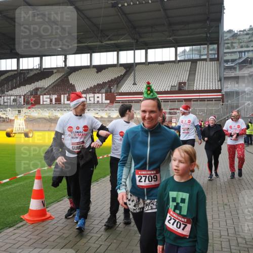 07.12.2025 - St. Pauli X-Mass-Run No. 15 Fabian Wolf http://msf.ph/oto/9418925 07.12.2025 11:28:50 Ziel 2038, 2189, 2190, 2383, 2707, 2709, 3234, 4818, 4832, 4837, 4838 meine-sportfotos.de