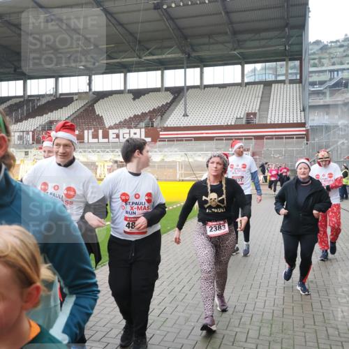 07.12.2025 - St. Pauli X-Mass-Run No. 15 Fabian Wolf http://msf.ph/oto/9418926 07.12.2025 11:28:51 Ziel 2038, 2189, 2190, 2383, 2707, 2709, 3234, 4818, 4832, 4837, 4838 meine-sportfotos.de
