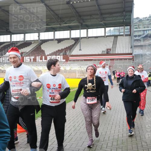 07.12.2025 - St. Pauli X-Mass-Run No. 15 Fabian Wolf http://msf.ph/oto/9418927 07.12.2025 11:28:52 Ziel 2038, 2189, 2190, 2383, 2707, 2709, 3234, 4818, 4837, 4838 meine-sportfotos.de