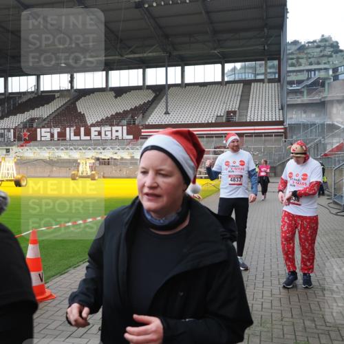 07.12.2025 - St. Pauli X-Mass-Run No. 15 Fabian Wolf http://msf.ph/oto/9418932 07.12.2025 11:28:54 Ziel 2038, 2189, 2190, 2383, 2707, 2709, 3234, 4818, 4837, 4838 meine-sportfotos.de