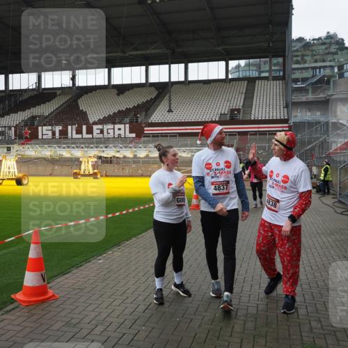 07.12.2025 - St. Pauli X-Mass-Run No. 15 Fabian Wolf http://msf.ph/oto/9418942 07.12.2025 11:28:56 Ziel 2038, 2189, 2190, 2383, 2707, 2709, 3234, 4818, 4837, 4838 meine-sportfotos.de