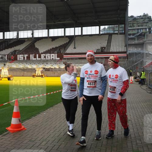 07.12.2025 - St. Pauli X-Mass-Run No. 15 Fabian Wolf http://msf.ph/oto/9418944 07.12.2025 11:28:57 Ziel 2038, 2189, 2190, 2383, 2707, 2709, 3234, 4818, 4837, 4838 meine-sportfotos.de