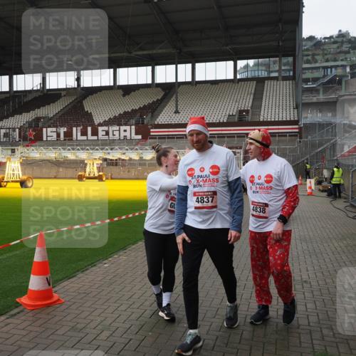 07.12.2025 - St. Pauli X-Mass-Run No. 15 Fabian Wolf http://msf.ph/oto/9418945 07.12.2025 11:28:57 Ziel 2038, 2189, 2190, 2383, 2707, 2709, 3234, 4818, 4837, 4838 meine-sportfotos.de
