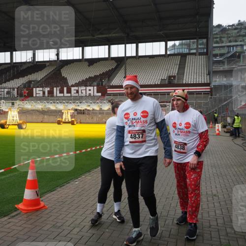 07.12.2025 - St. Pauli X-Mass-Run No. 15 Fabian Wolf http://msf.ph/oto/9418946 07.12.2025 11:28:57 Ziel 2038, 2189, 2190, 2383, 2707, 2709, 3234, 4818, 4837, 4838 meine-sportfotos.de