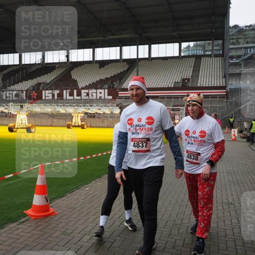 07.12.2025 - St. Pauli X-Mass-Run No. 15 Fabian Wolf http://msf.ph/oto/9418947 07.12.2025 11:28:57 Ziel 2038, 2189, 2190, 2383, 2707, 2709, 3234, 4818, 4837, 4838 meine-sportfotos.de