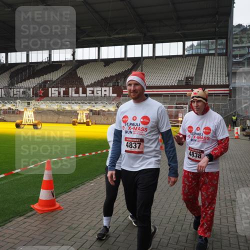 07.12.2025 - St. Pauli X-Mass-Run No. 15 Fabian Wolf http://msf.ph/oto/9418948 07.12.2025 11:28:58 Ziel 2038, 2189, 2190, 2707, 2709, 3234, 4818, 4837, 4838 meine-sportfotos.de