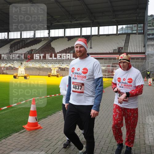 07.12.2025 - St. Pauli X-Mass-Run No. 15 Fabian Wolf http://msf.ph/oto/9418949 07.12.2025 11:28:58 Ziel 2038, 2189, 2190, 2707, 2709, 3234, 4818, 4837, 4838 meine-sportfotos.de
