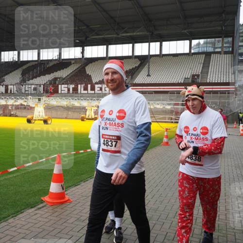 07.12.2025 - St. Pauli X-Mass-Run No. 15 Fabian Wolf http://msf.ph/oto/9418950 07.12.2025 11:28:58 Ziel 2038, 2189, 2190, 2707, 2709, 3234, 4818, 4837, 4838 meine-sportfotos.de