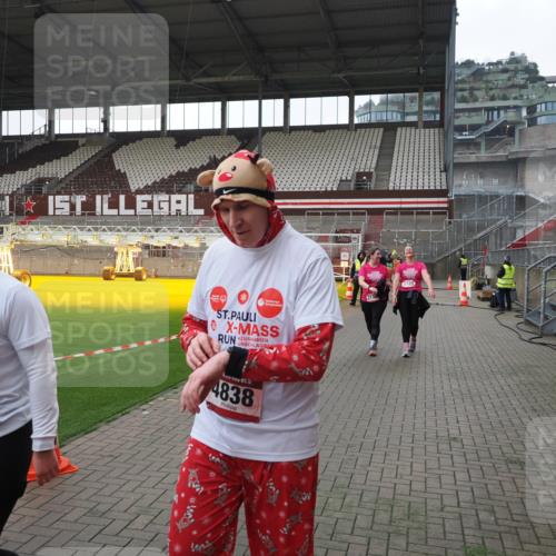 07.12.2025 - St. Pauli X-Mass-Run No. 15 Fabian Wolf http://msf.ph/oto/9418951 07.12.2025 11:28:59 Ziel 2038, 2189, 2190, 2709, 3234, 4818, 4837, 4838 meine-sportfotos.de