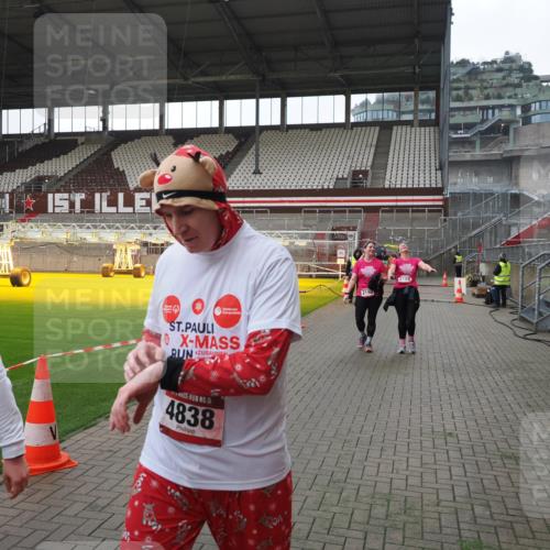 07.12.2025 - St. Pauli X-Mass-Run No. 15 Fabian Wolf http://msf.ph/oto/9418952 07.12.2025 11:28:59 Ziel 2038, 2189, 2190, 2709, 3234, 4818, 4837, 4838 meine-sportfotos.de