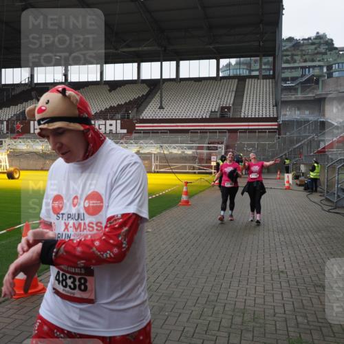 07.12.2025 - St. Pauli X-Mass-Run No. 15 Fabian Wolf http://msf.ph/oto/9418953 07.12.2025 11:28:59 Ziel 2038, 2189, 2190, 2709, 3234, 4818, 4837, 4838 meine-sportfotos.de