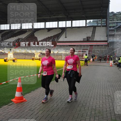 07.12.2025 - St. Pauli X-Mass-Run No. 15 Fabian Wolf http://msf.ph/oto/9418959 07.12.2025 11:29:04 Ziel 2189, 2190 meine-sportfotos.de