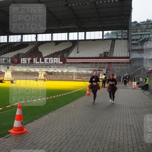 07.12.2025 - St. Pauli X-Mass-Run No. 15 Fabian Wolf http://msf.ph/oto/9418966 07.12.2025 11:29:10 Ziel 861, 2676, 3235, 3236, 4392, 4432, 4452 meine-sportfotos.de