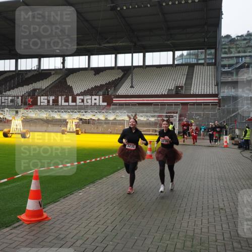 07.12.2025 - St. Pauli X-Mass-Run No. 15 Fabian Wolf http://msf.ph/oto/9418969 07.12.2025 11:29:10 Ziel 861, 2676, 3235, 3236, 4392, 4432, 4452 meine-sportfotos.de