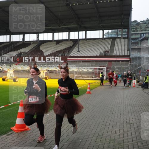 07.12.2025 - St. Pauli X-Mass-Run No. 15 Fabian Wolf http://msf.ph/oto/9418973 07.12.2025 11:29:11 Ziel 861, 2676, 3235, 3236, 4392, 4432, 4452 meine-sportfotos.de