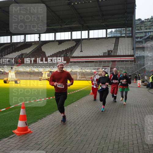 07.12.2025 - St. Pauli X-Mass-Run No. 15 Fabian Wolf http://msf.ph/oto/9418979 07.12.2025 11:29:15 Ziel 861, 2285, 2676, 3235, 3236, 4392, 4432, 4452 meine-sportfotos.de