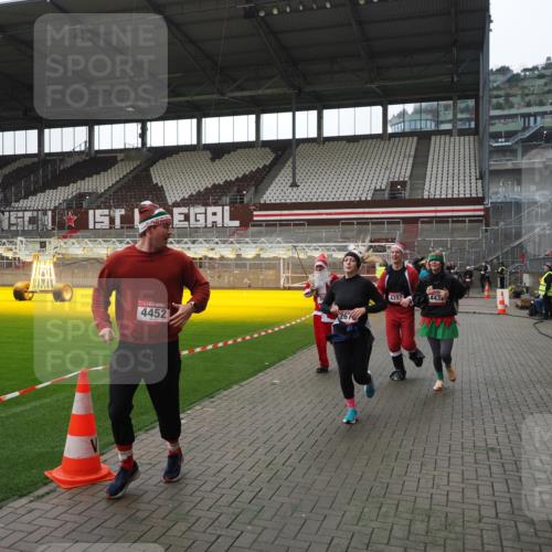 07.12.2025 - St. Pauli X-Mass-Run No. 15 Fabian Wolf http://msf.ph/oto/9418981 07.12.2025 11:29:16 Ziel 861, 2285, 2676, 3235, 3236, 4392, 4432, 4452 meine-sportfotos.de