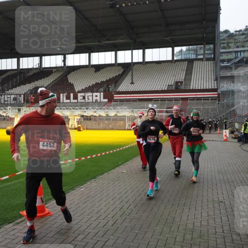 07.12.2025 - St. Pauli X-Mass-Run No. 15 Fabian Wolf http://msf.ph/oto/9418982 07.12.2025 11:29:16 Ziel 861, 2285, 2676, 3235, 3236, 4392, 4432, 4452 meine-sportfotos.de