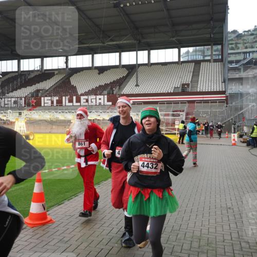 07.12.2025 - St. Pauli X-Mass-Run No. 15 Fabian Wolf http://msf.ph/oto/9418990 07.12.2025 11:29:18 Ziel 861, 2213, 2285, 2500, 2676, 3235, 3236, 4392, 4432, 4452 meine-sportfotos.de