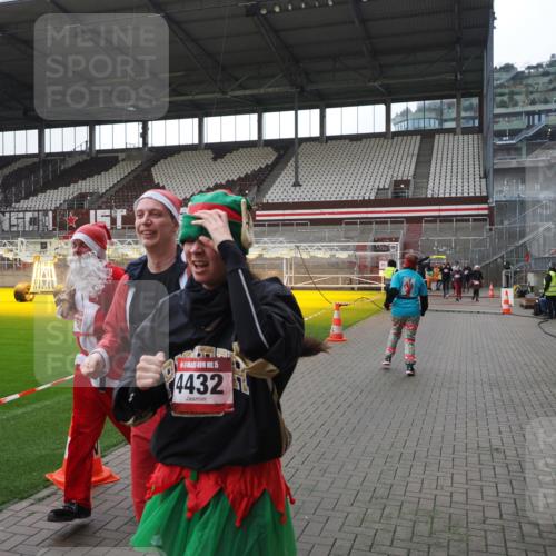 07.12.2025 - St. Pauli X-Mass-Run No. 15 Fabian Wolf http://msf.ph/oto/9418991 07.12.2025 11:29:18 Ziel 861, 2213, 2285, 2500, 2676, 3235, 3236, 4392, 4432, 4452 meine-sportfotos.de