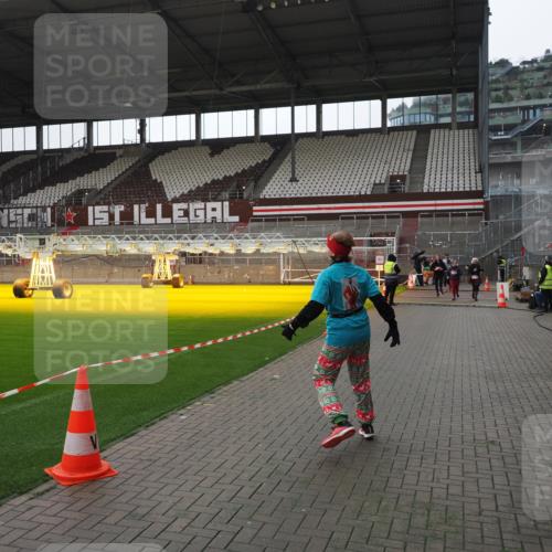 07.12.2025 - St. Pauli X-Mass-Run No. 15 Fabian Wolf http://msf.ph/oto/9418994 07.12.2025 11:29:19 Ziel 861, 2213, 2285, 2500, 2522, 2676, 3235, 3236, 4392, 4432, 4452 meine-sportfotos.de