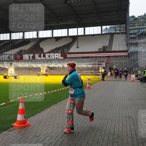 07.12.2025 - St. Pauli X-Mass-Run No. 15 Fabian Wolf http://msf.ph/oto/9418996 07.12.2025 11:29:20 Ziel 861, 2213, 2285, 2500, 2522, 2676, 3235, 3236, 4392, 4432, 4452 meine-sportfotos.de