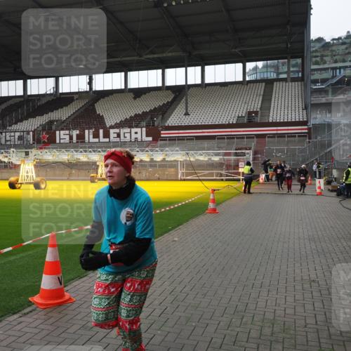 07.12.2025 - St. Pauli X-Mass-Run No. 15 Fabian Wolf http://msf.ph/oto/9418998 07.12.2025 11:29:20 Ziel 861, 2213, 2285, 2500, 2522, 2676, 3235, 3236, 4392, 4432, 4452 meine-sportfotos.de