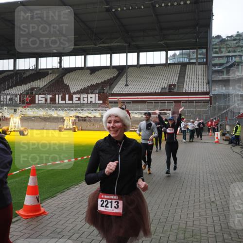 07.12.2025 - St. Pauli X-Mass-Run No. 15 Fabian Wolf http://msf.ph/oto/9419009 07.12.2025 11:29:28 Ziel 861, 1759, 2213, 2285, 2500, 2522, 2676, 2701, 2702, 2882, 3143, 3144, 3146, 4392, 4432, 4452 meine-sportfotos.de