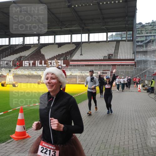 07.12.2025 - St. Pauli X-Mass-Run No. 15 Fabian Wolf http://msf.ph/oto/9419010 07.12.2025 11:29:28 Ziel 861, 1759, 2213, 2285, 2500, 2522, 2676, 2701, 2702, 2882, 3143, 3144, 3146, 4392, 4432, 4452 meine-sportfotos.de