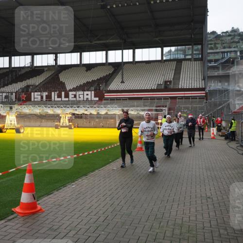 07.12.2025 - St. Pauli X-Mass-Run No. 15 Fabian Wolf http://msf.ph/oto/9419017 07.12.2025 11:29:33 Ziel 1759, 2213, 2500, 2522, 2701, 2702, 2882, 3143, 3144, 3146 meine-sportfotos.de