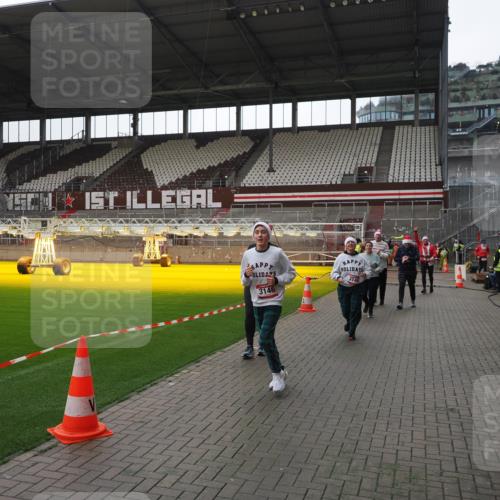 07.12.2025 - St. Pauli X-Mass-Run No. 15 Fabian Wolf http://msf.ph/oto/9419021 07.12.2025 11:29:33 Ziel 1759, 2213, 2500, 2522, 2701, 2702, 2882, 3143, 3144, 3146 meine-sportfotos.de