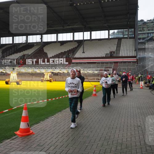 07.12.2025 - St. Pauli X-Mass-Run No. 15 Fabian Wolf http://msf.ph/oto/9419022 07.12.2025 11:29:33 Ziel 1759, 2213, 2500, 2522, 2701, 2702, 2882, 3143, 3144, 3146 meine-sportfotos.de