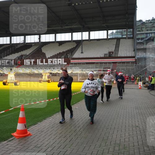 07.12.2025 - St. Pauli X-Mass-Run No. 15 Fabian Wolf http://msf.ph/oto/9419026 07.12.2025 11:29:35 Ziel 1759, 2213, 2500, 2522, 2701, 2702, 2882, 3143, 3144, 3146 meine-sportfotos.de