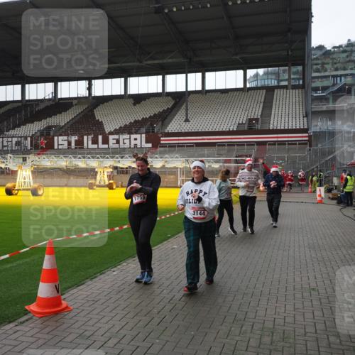 07.12.2025 - St. Pauli X-Mass-Run No. 15 Fabian Wolf http://msf.ph/oto/9419027 07.12.2025 11:29:35 Ziel 1759, 2213, 2500, 2522, 2701, 2702, 2882, 3143, 3144, 3146 meine-sportfotos.de