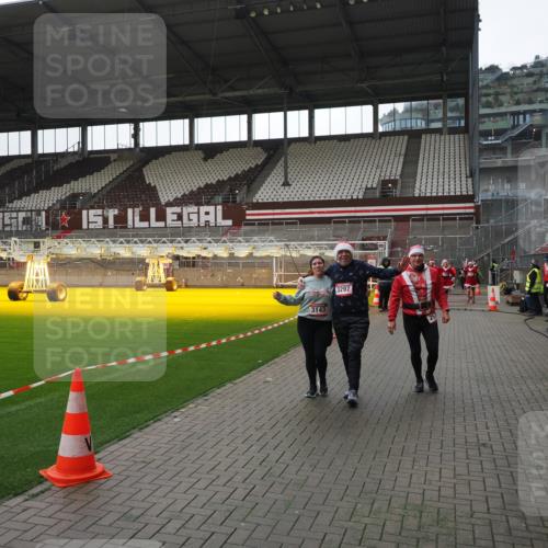 07.12.2025 - St. Pauli X-Mass-Run No. 15 Fabian Wolf http://msf.ph/oto/9419035 07.12.2025 11:29:39 Ziel 859, 882, 1759, 1922, 1924, 1925, 2522, 2701, 2702, 2882, 3143, 3144, 3146, 4651 meine-sportfotos.de
