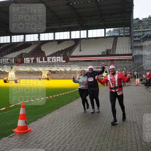 07.12.2025 - St. Pauli X-Mass-Run No. 15 Fabian Wolf http://msf.ph/oto/9419041 07.12.2025 11:29:40 Ziel 859, 882, 1759, 1922, 1924, 1925, 2701, 2702, 2882, 3143, 3144, 3146, 4651 meine-sportfotos.de