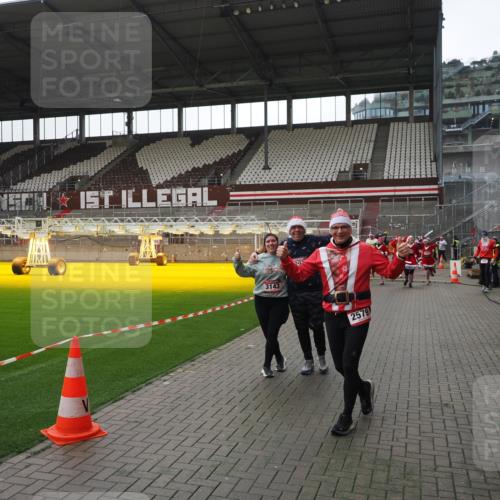 07.12.2025 - St. Pauli X-Mass-Run No. 15 Fabian Wolf http://msf.ph/oto/9419043 07.12.2025 11:29:41 Ziel 859, 882, 1759, 1922, 1924, 1925, 2701, 2702, 2882, 3143, 3144, 3146, 4651 meine-sportfotos.de