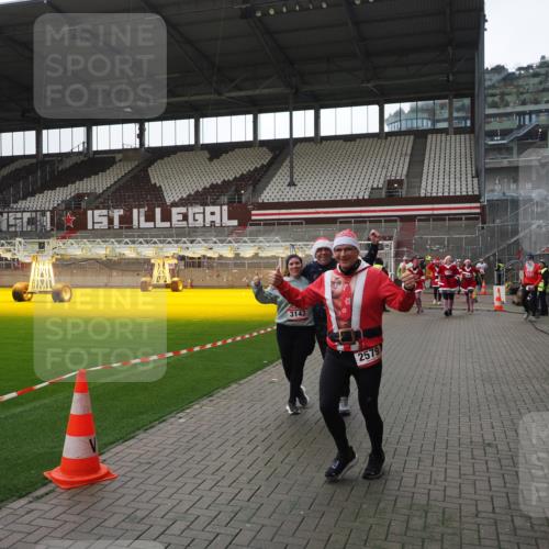 07.12.2025 - St. Pauli X-Mass-Run No. 15 Fabian Wolf http://msf.ph/oto/9419044 07.12.2025 11:29:41 Ziel 859, 882, 1759, 1922, 1924, 1925, 2701, 2702, 2882, 3143, 3144, 3146, 4651 meine-sportfotos.de