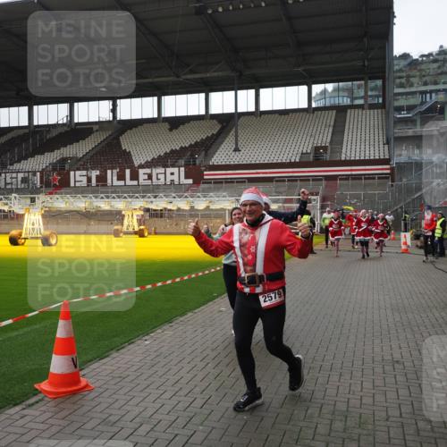 07.12.2025 - St. Pauli X-Mass-Run No. 15 Fabian Wolf http://msf.ph/oto/9419045 07.12.2025 11:29:41 Ziel 859, 882, 1759, 1922, 1924, 1925, 2701, 2702, 2882, 3143, 3144, 3146, 4651 meine-sportfotos.de