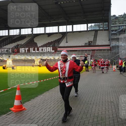 07.12.2025 - St. Pauli X-Mass-Run No. 15 Fabian Wolf http://msf.ph/oto/9419046 07.12.2025 11:29:41 Ziel 859, 882, 1759, 1922, 1924, 1925, 2701, 2702, 2882, 3143, 3144, 3146, 4651 meine-sportfotos.de