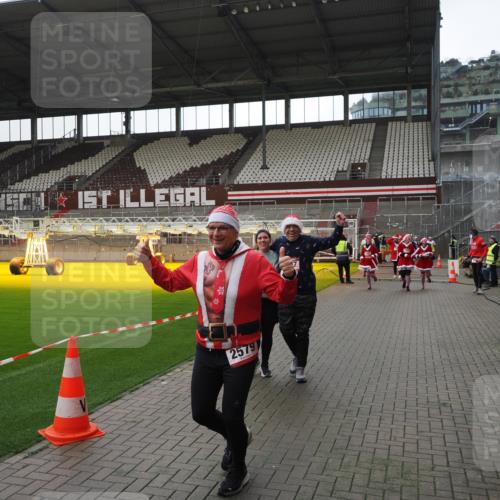 07.12.2025 - St. Pauli X-Mass-Run No. 15 Fabian Wolf http://msf.ph/oto/9419047 07.12.2025 11:29:41 Ziel 859, 882, 1759, 1922, 1924, 1925, 2701, 2702, 2882, 3143, 3144, 3146, 4651 meine-sportfotos.de