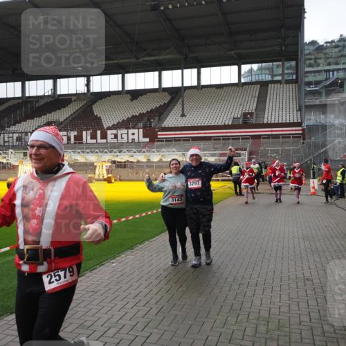 07.12.2025 - St. Pauli X-Mass-Run No. 15 Fabian Wolf http://msf.ph/oto/9419049 07.12.2025 11:29:42 Ziel 859, 882, 1759, 1922, 1924, 1925, 2838, 2840, 2882, 3143, 3144, 3146, 4651 meine-sportfotos.de