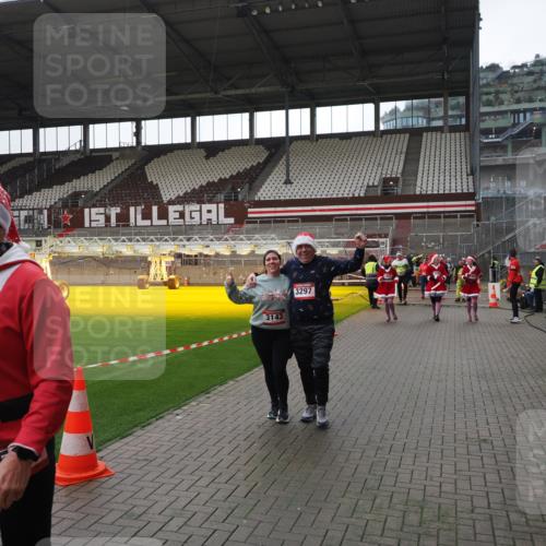 07.12.2025 - St. Pauli X-Mass-Run No. 15 Fabian Wolf http://msf.ph/oto/9419050 07.12.2025 11:29:42 Ziel 859, 882, 1759, 1922, 1924, 1925, 2838, 2840, 2882, 3143, 3144, 3146, 4651 meine-sportfotos.de