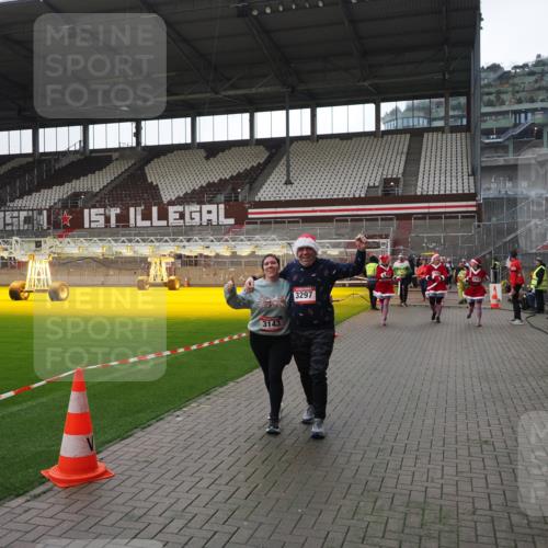07.12.2025 - St. Pauli X-Mass-Run No. 15 Fabian Wolf http://msf.ph/oto/9419051 07.12.2025 11:29:42 Ziel 859, 882, 1759, 1922, 1924, 1925, 2838, 2840, 2882, 3143, 3144, 3146, 4651 meine-sportfotos.de