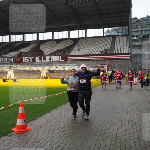 07.12.2025 - St. Pauli X-Mass-Run No. 15 Fabian Wolf http://msf.ph/oto/9419052 07.12.2025 11:29:43 Ziel 859, 882, 1922, 1924, 1925, 2838, 2840, 2882, 3143, 3144, 3146, 4651 meine-sportfotos.de