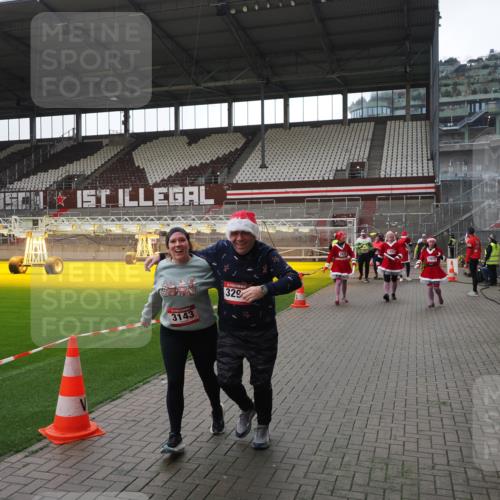 07.12.2025 - St. Pauli X-Mass-Run No. 15 Fabian Wolf http://msf.ph/oto/9419057 07.12.2025 11:29:44 Ziel 859, 882, 1922, 1924, 1925, 2838, 2840, 2882, 3143, 3144, 3146, 4651 meine-sportfotos.de